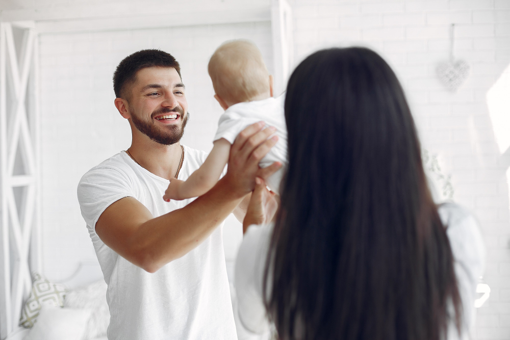 Papai brinca com o bebê no alto, risadas ecoam. Mamãe, com o recém-nascido no colo, irradia felicidade com a chegada do novo membro da família. Dicas para Pais de Primeira Viagem