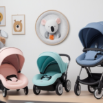 Três carrinhos de bebê coloridos em exposição, um rosa, um turquesa e um azul, em frente a uma parede decorada com quadros e um enfeite de coala." Litet, Voyage, Maxi-Cosi, Cosco, Multikids Baby, Burigotto, Carrinhos Litet, Carrinhos Voyage, Carrinhos Maxi-Cosi, Carrinhos Cosco, Carrinhos Multikids Baby, Carrinhos Burigotto.