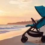 Carrinho de bebê para viagem em uma praia durante o pôr do sol, com uma atmosfera tranquila e familiar.